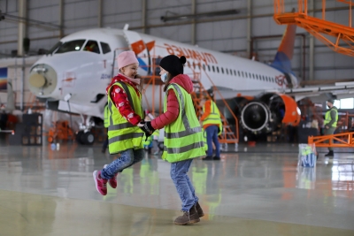 В казанском аэропорту детям показали закулисье авиации. Фоторепортаж